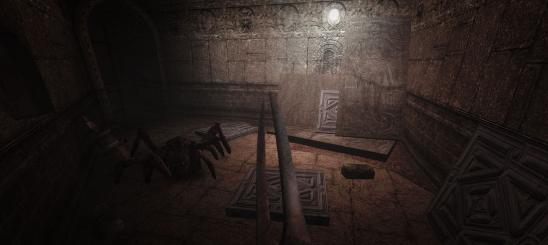 Screenshot der Mod Arx Insanity. Zu sehen ist ein düsteres Level. Ein Spinne krabbelt auf den Spieler zu. Dieser trägt eine neue, fremdartige Waffe mit zwei Klingen in der Hand. 