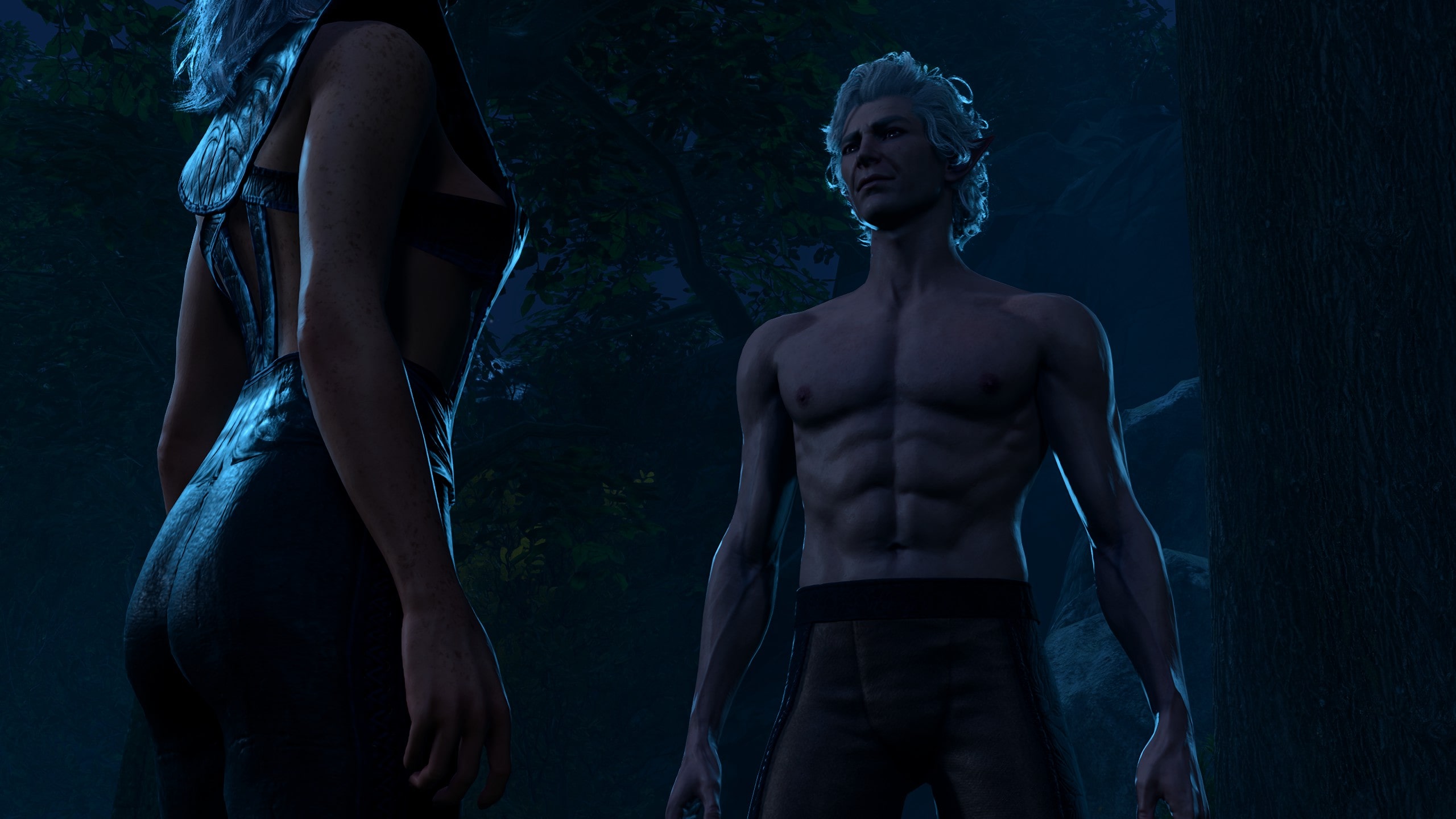 Screenshot Baldur's Gate 3. Zu sehen ist Astarion im Mondlicht, wie er den Spieler-Charakter anblickt. 