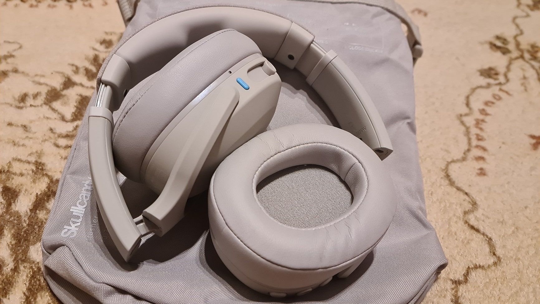 Zu sehen sind die Crusher Evo Kopfhörer – die Ohrmuscheln sind zum Teil eingeklappt, sodass die Kopfhörer leicht in die Transporttasche passen. 