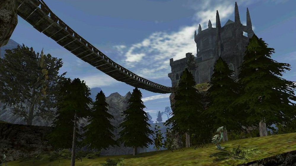 Screenshot aus der Gothic-2-Mod Odyssee - Im Auftrag des Königs. Zu sehen ist eine entfernte Festung auf einem Berg. Zu dieser Festung führt eine sehr lange Hängebrücke. 