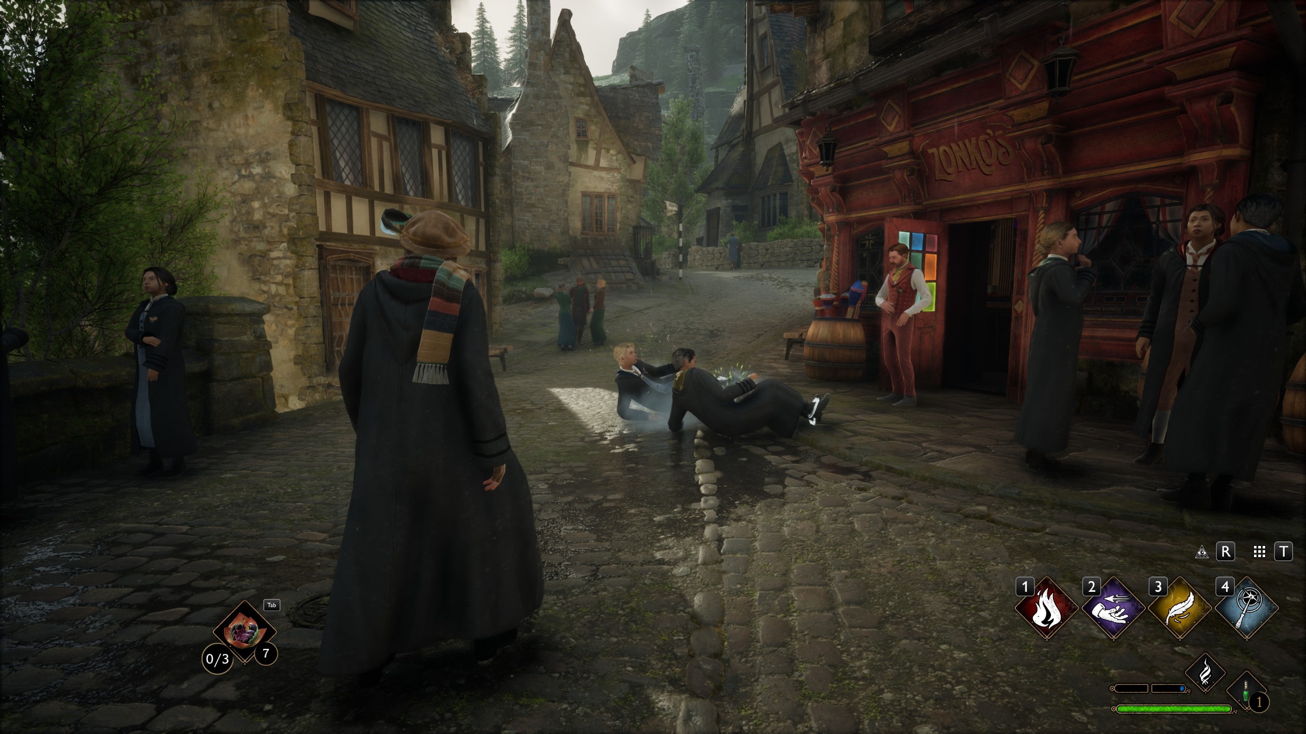 Dieser Screenshot von Hogwarts Legacy zeigt eine Szenerie im Zauberer-Dorf Hogsmeade. Zwei Schüler werden aus dem Zauberer-Geschäft Zomlos geworfen. Die Schüler sind an den Füßen mit einer magischen Fessel fixiert, während der Ladenbesitzer sie auf die Straße wirf. 