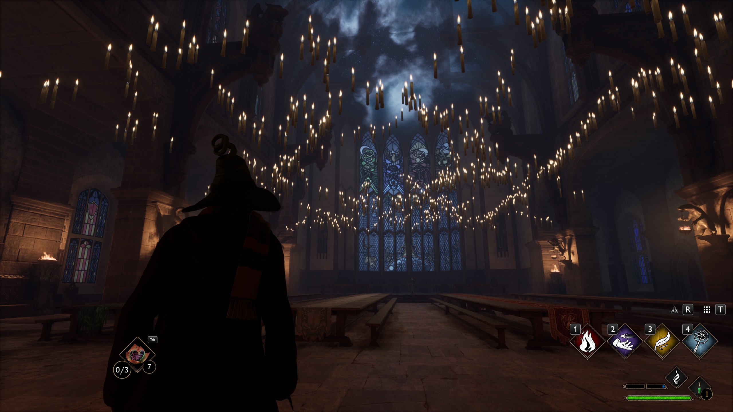 Dargestellt ist ein Screenshot aus Hogwarts Legacy. Zu sehen ist eine große Halle mit langen Bänken und Tischen. In der Luft schweben zahlreiche Kerzen. Statt einer Decke, ist eine wolkiger Himmel zu sehen.