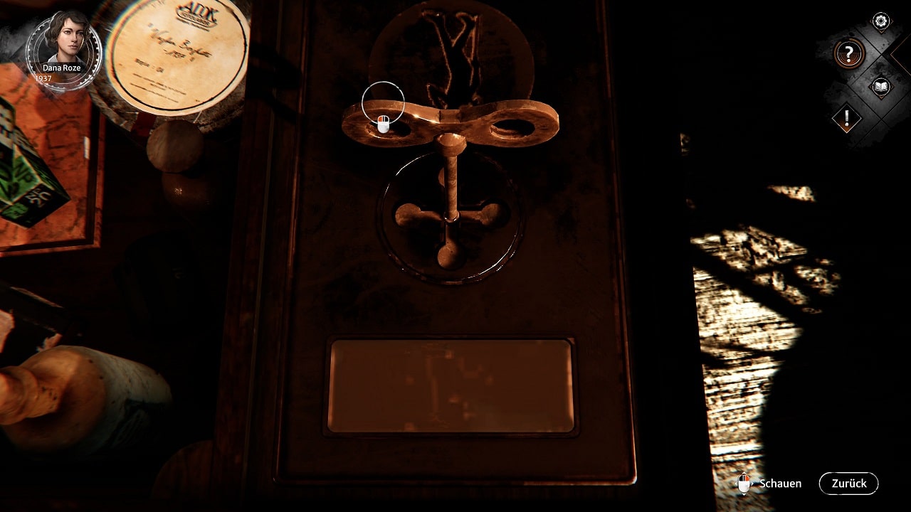 Screenshot aus dem Spiel Syberia: The World Before. Zu sehen ein Rätsel, in welchem ein Schlüssel einen versteckten Mechanismus anstoßen soll. 