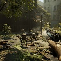 Screenshot von dem Mystery-Shooter INDUSTRIA – die Spielfigur steht mit einer Pistole bewaffnet in einem Innenhof, der von vielen Pflanzen überwuchert ist. Auf den Charakter stürmen drei kleine Laufroboter zu.