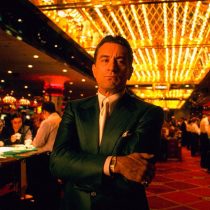 Ein Standbild aus dem Film Casino von 1995. Zu sehen ist Sam Rothstein (Ace), er inmitten eines Casinos steht. Um ihn herum wird Blackjack gespielt.