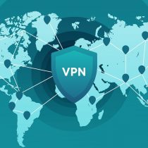 Eine grafische Darstellung der Welt mit miteinander verbundenen Knotenpunkten. Darüber ein großes Schild mit der Aufschrift VPN.