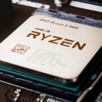 Gezeigt wird ein AMD Ryzen 5 3600 Prozessor in einer Nahaufnahme von oben.