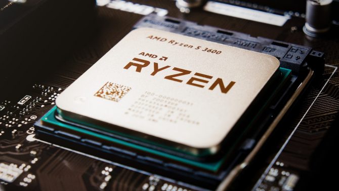 Gezeigt wird ein AMD Ryzen 5 3600 Prozessor in einer Nahaufnahme von oben.