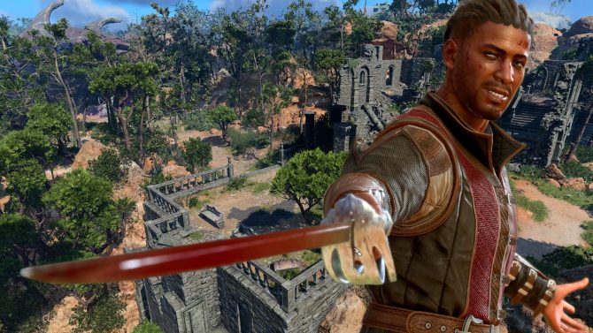Screenshot aus dem Spiel Baldur's Gate 3. Zu sehen ist eine wunderschöne Landschaft, in der verfallene Ruinen auf Abenteurer warten. Im Vordergrund ist der Charakter Wyll, der mit einem gezogenen Säbel und einem Lächeln zum Betrachter blickt.