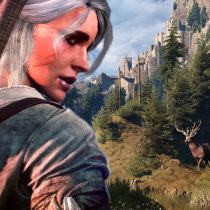 Screenshot aus dem Spiel The Witcher 3: Wild Hunt. Zu sehen ist die Festung Kaer Morhen, die von Wald umgeben am Horizont auftaucht. Im Vordergrund ist Ciri zu sehen, die sich dem Betrachter zuwendet.