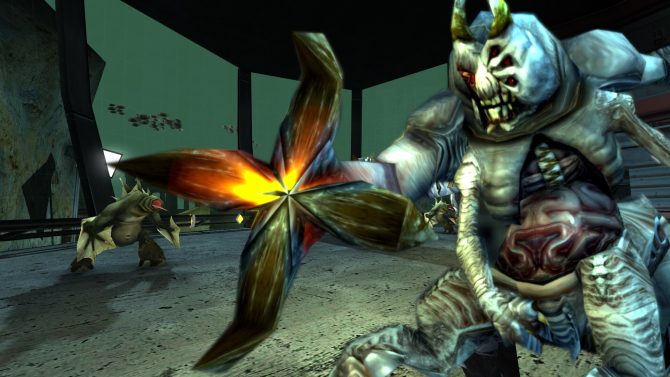 Screenshot von Turok 3: Shadow of Oblivion Remastered. Zu sehen ist eine Halle mit seltsamen Amphibien-Monstern. Im Vordergrund ist ein großer Mutant, der aus seiner Tentakel-Hand einen Energiestrahl schießt.