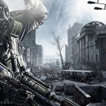 Symbolbild. Screenshot aus dem Videospiel Metro 2033 REDUX. Zu sehen ist die Stadt Moskau im Jahr 2033. Die Stadt liegt im Trümmern und ist in Eis und Schnee gehüllt. Ein Stalker ist vergrößert im Vordergrund dargestellt und hält sich schützend die Hände vor die Augen.