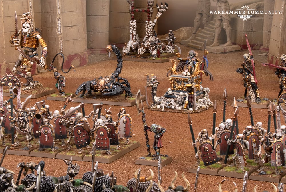 Warhammer: The Old World. Bild einer Armee der Gruftkönige von Khemri, die gegen Krieger des Chaos kämpft. 