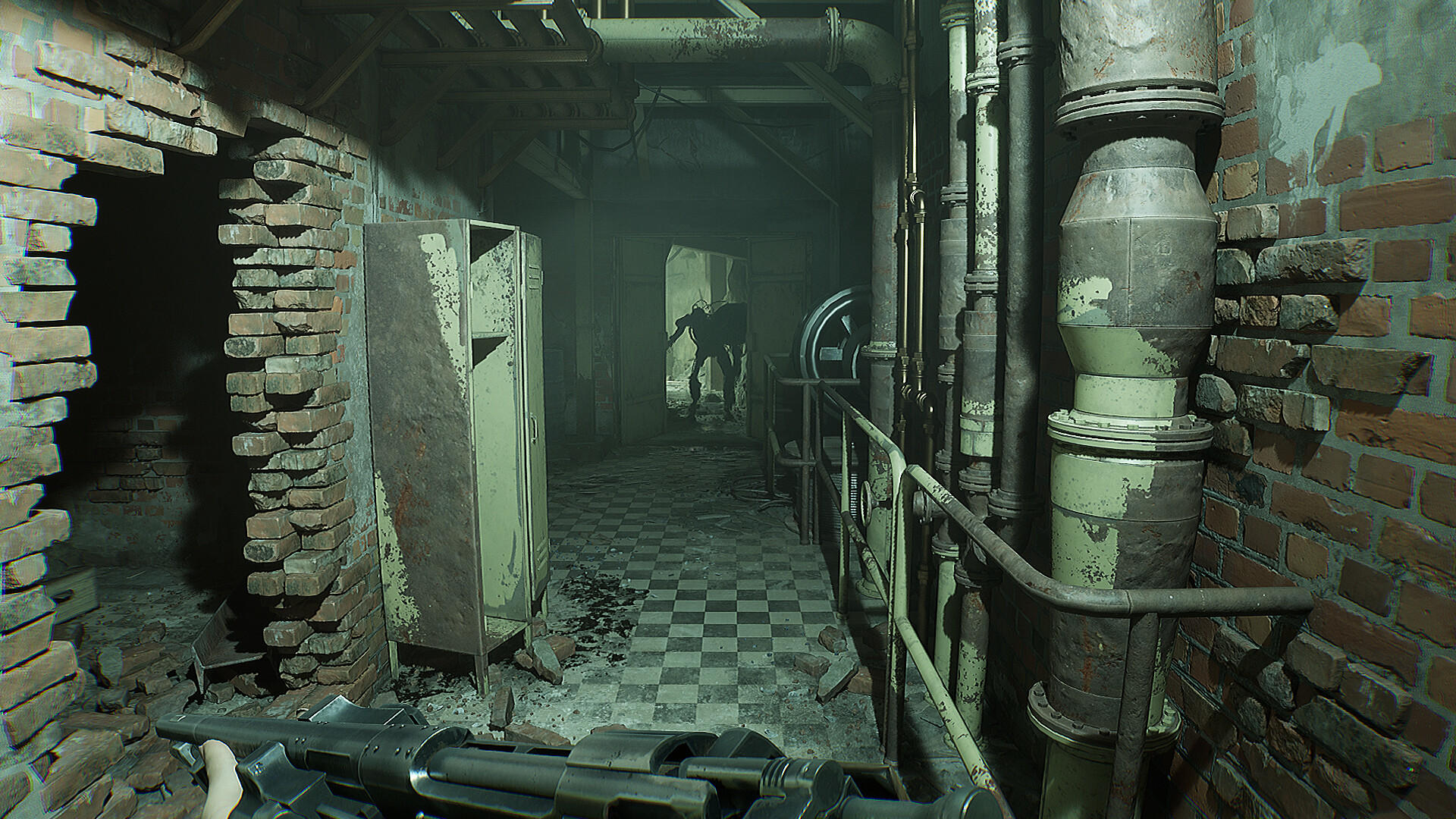 Dieser Screenshot von Industria 2 zeigt die Power der Unreal Engine 5. In einem düsteren Gang einer Industrieruine steht ein feindseliger Roboter