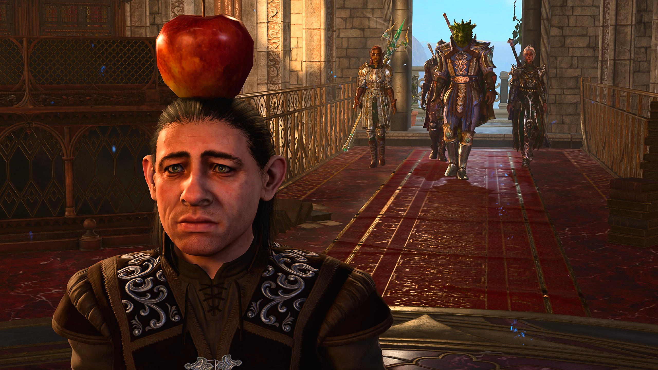 Baldur's Gate 3: Ein Halbling balanciert einen Apfel auf dem Kopf. Im Hintergrund betritt eine Abenteurergruppe den Raum. 